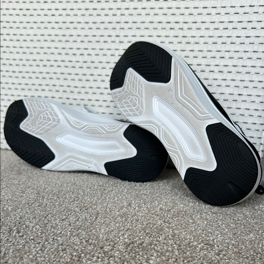 Puma White and Black Sneakers - Picture 4 of 6